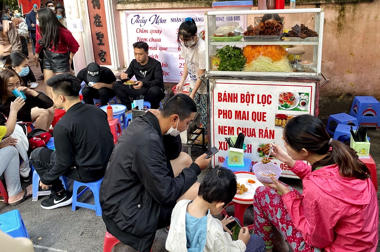 Chỉ một quầy hàng nhỏ với những nguyên liệu đã chuẩn bị sẵn, người bán có thể thu tiền triệu mỗi ngày.