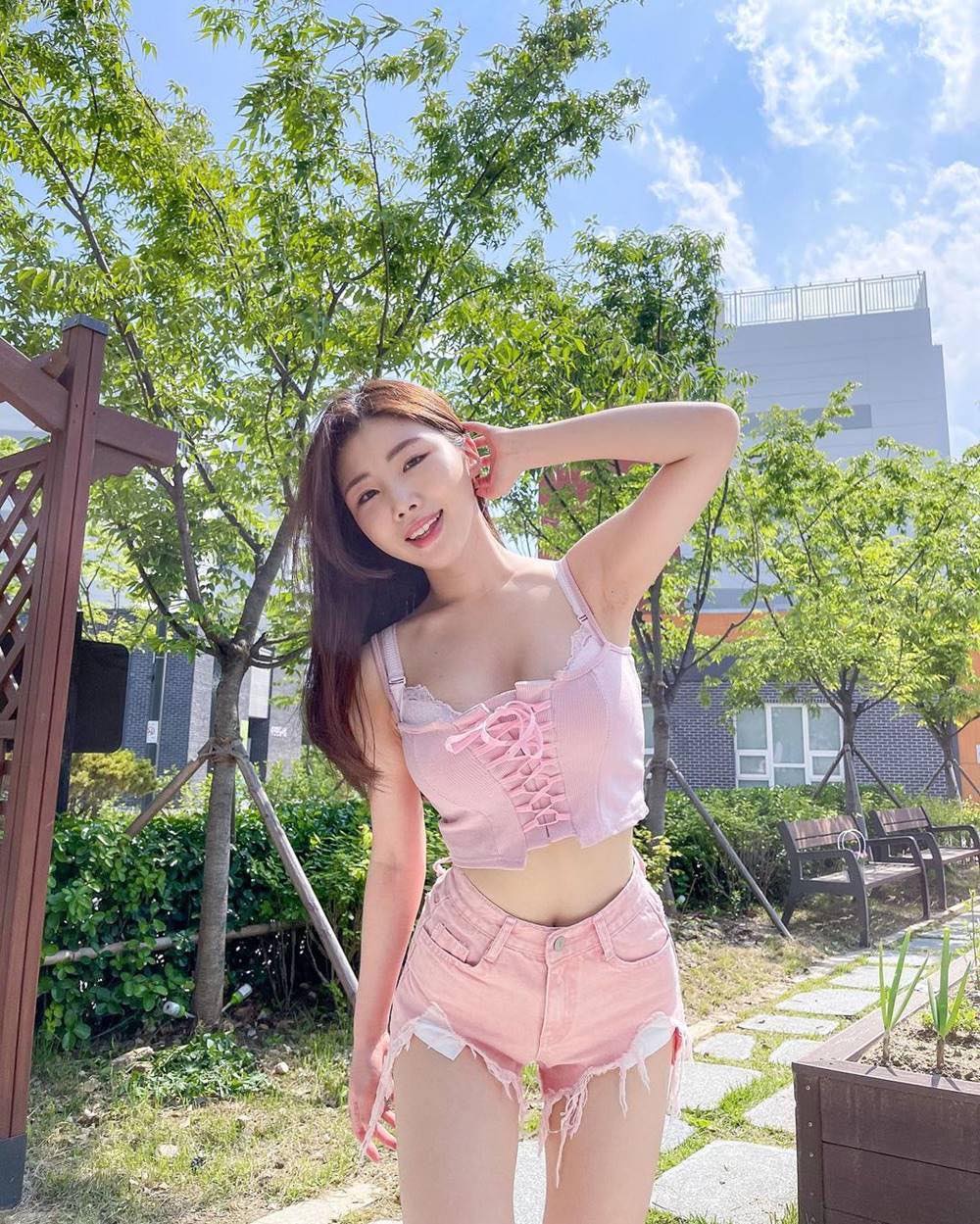 Kiểu quần hot pants vốn đã giúp người mặc thu hút sự chú ý nhưng 2 chiếc túi lộ ra khiêu khích sẽ tạo hiệu ứng thị giác ấn tượng.