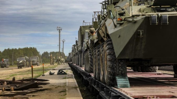 Nga một lần nữa tập trung binh lực sát biên giới Ukraine khiến Mỹ và châu Âu quan ngại.