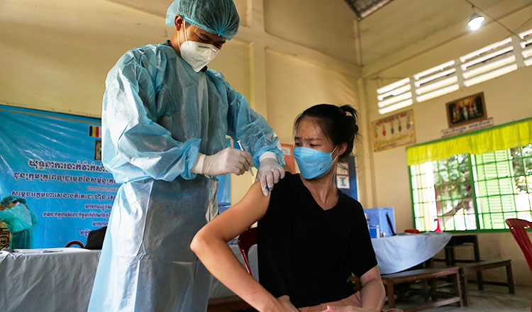 Một phụ nữ được tiêm chủng vắc xin Covid-19 ở Campuchia. Ảnh: KT