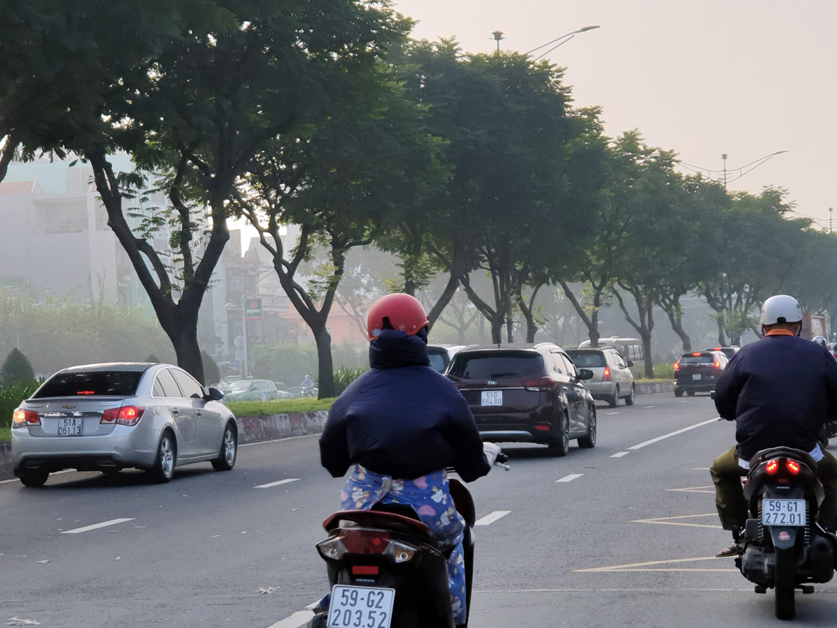 Khu vực đường Trường Chinh (giáp quận 12 và Tân Bình) bao trùm trong sương mù sáng đầu tiên của tháng 11.