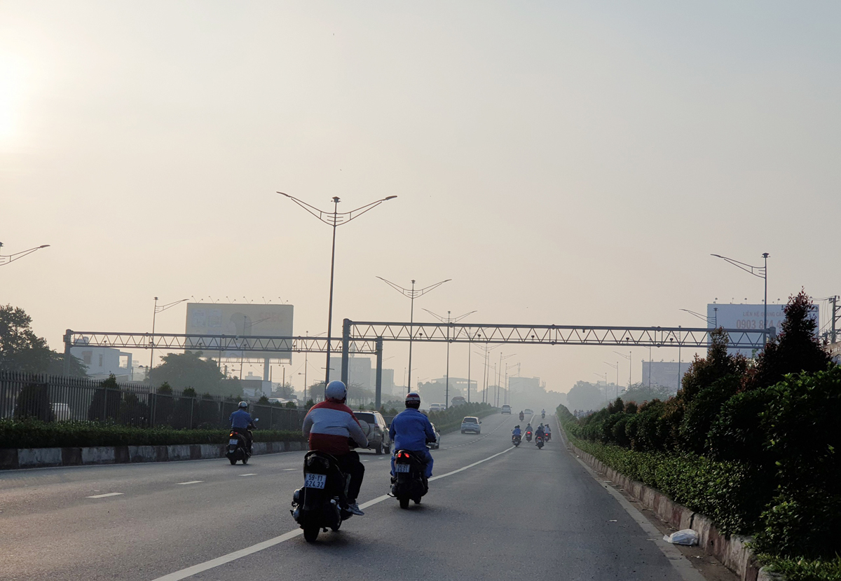 Các tuyến đường cũng bị sương mù bao phủ.&nbsp; Ghi nhận ở khoảng cách hơn 200m đã không thấy người lưu thông phía trước khiến việc di chuyển của hàng triệu người dân gặp khó khăn.