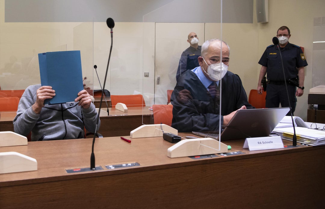Bị cáo Horst B che mặt tại phiên tòa xét xử (ảnh: The Sun)