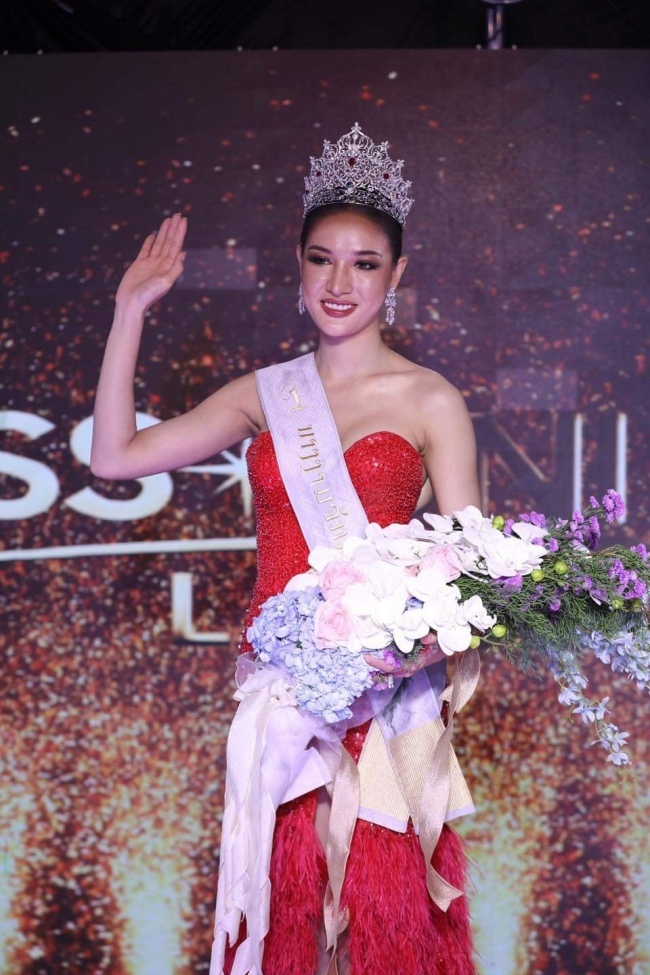 Jenny-Tonkham Phonchanheuang đã đăng quang ngôi vị cao nhất cuộc thi&nbsp;Hoa hậu Hoàn vũ Lào 2021.