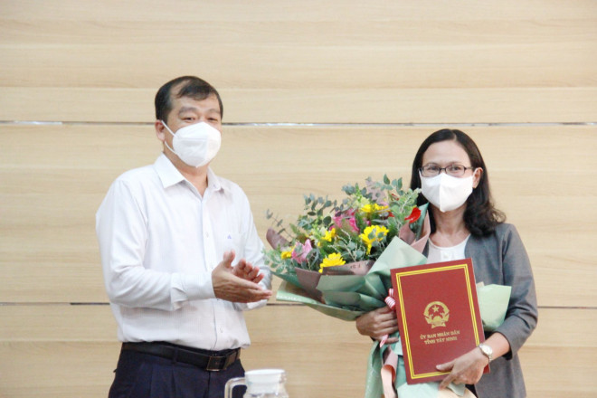 Ông Võ Đức Trong, Phó Chủ tịch Thường trực UBND tỉnh Tây Ninh trao quyết định và chúc mừng bà Phạm Vũ Anh Thi