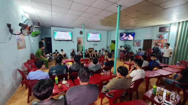 Nhóm thanh niên tham gia đánh bạc trong quán cafe bị Công an quận Liên chiểu bắt quả tang.&nbsp;&nbsp;