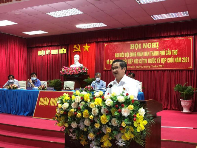 Chủ tịch UBND TP Cần Thơ Trần Việt Trường thông tin một số vấn đề cử tri nêu ra tại buổi tiếp xúc cử tri trực tuyến chiều ngày 2-11. Ảnh: NHẪN NAM
