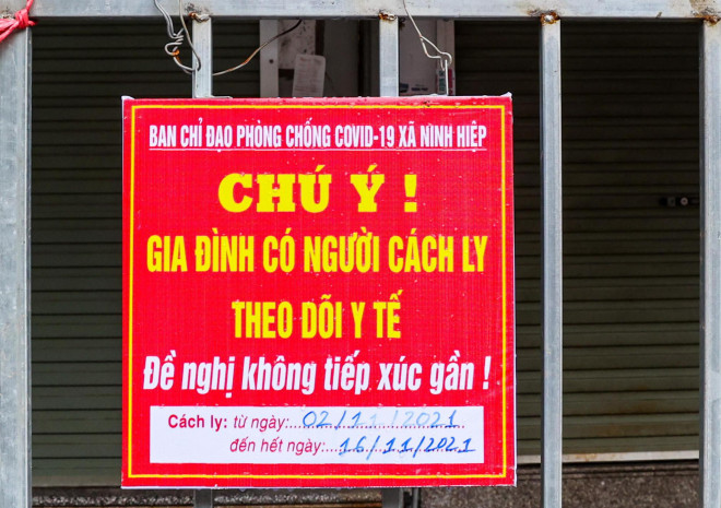 Ban chỉ đạo phòng chồng dịch Covid-19 xã Ninh Hiệp treo biển thông báo "Chú ý, gia đình có người đi cách ly, theo dõi y tế, đề nghị không tiếp xúc gần"