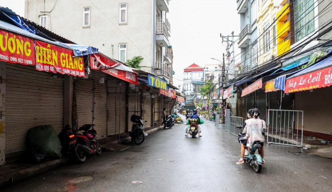 Tất cả các tiểu thương chợ vải Ninh Hiệp được thông báo bắt buộc phải đóng cửa vì liên quan đến nhiều ca mắc Covid-19