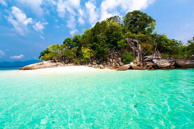 12. Koh Lipe

Những lời đồn đại về hòn đảo này nhanh chóng lan truyền và thu hút lượng lớn du khách đến. Hòn đảo có nhiều chỗ ở, nhà hàng, quán bar nên thích hợp để bạn ở lại nhiều ngày.
