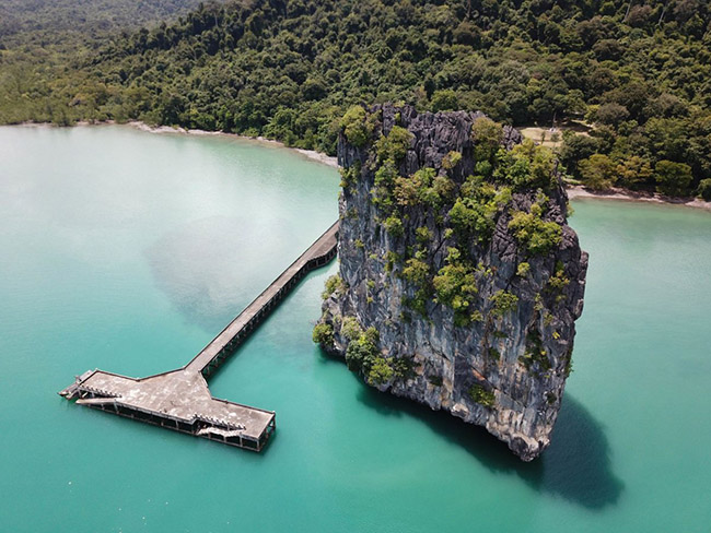 13. Koh Tarutao

Koh Tarutao mang đậm màu sắc cổ xưa với những tòa nhà đổ nát và một vài ngôi đền linh thiêng. Hòn đảo này không thu hút nhiều du khách tới nhưng vẻ đẹp bí ẩn của nó thích hợp cho những người yêu thích sự rùng rợn, bí hiểm.
