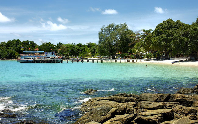 15. Koh Samet

Nằm ngoài khơi bờ biển Rayong, Koh Samet được bao quanh bởi các rạn san hô và các sinh vật biển. Đây là nơi hấp dẫn các tín đồ yêu thích lặn. Nếu thích sự khô ráo, bạn có thể ngồi trong các quán bar và nhà hàng ven biển, tận hưởng sự sôi động với các buổi biểu diễn vào buổi tối.
