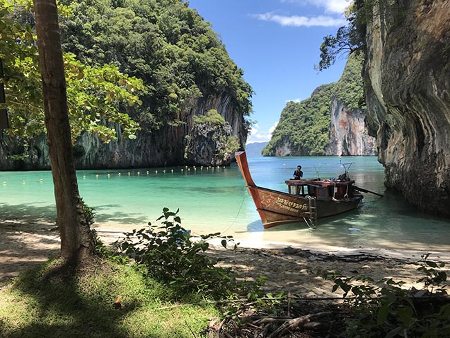 3. Koh Yao Noi

Nơi này là địa điểm trong mơ dành cho các cặp đôi đi hưởng tuần trăng mật. Những khu nghỉ dưỡng ở đây có cảnh quan tuyệt đẹp, phòng ốc sang trọng. Nếu đi xa hơn một chút, bạn có thể khám phá những vịnh đá ngoạn mục, leo núi hoặc chèo thuyền kayak.
