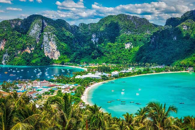 4. Koh Phi Phi Don

Đây là một địa điểm quen thuộc với nhiều tín đồ yêu thích du lịch. Thông thường, nơi này lúc nào cũng tấp nập người nhưng do ảnh hưởng của dịch bệnh, bây giờ là thời điểm bạn có thể cảm nhận được vẻ đẹp nên thơ của nó.
