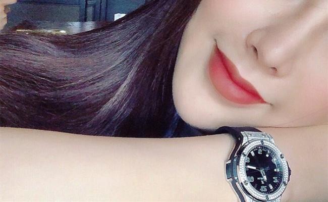 Ngoài món quà cưới, chiếc đồng hồ thuộc thương hiệu Hublot của cô cũng thu hút không ít sự chú ý.
