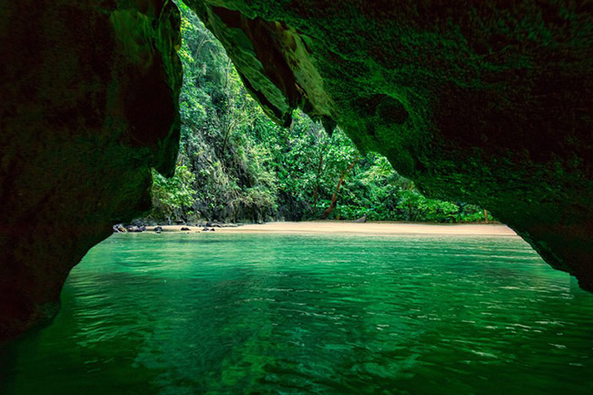 8. Koh Muk

Koh Muk có bãi biển và khu rừng đẹp như tranh vẽ cùng với những khu làng chài nguyên sơ cổ kính. Tuy nhiên, điểm hấp dẫn nhất của nơi này có lẽ là hang động Tham Morakot. Bạn chỉ có thể vào bên trong khi thủy triều xuống.
