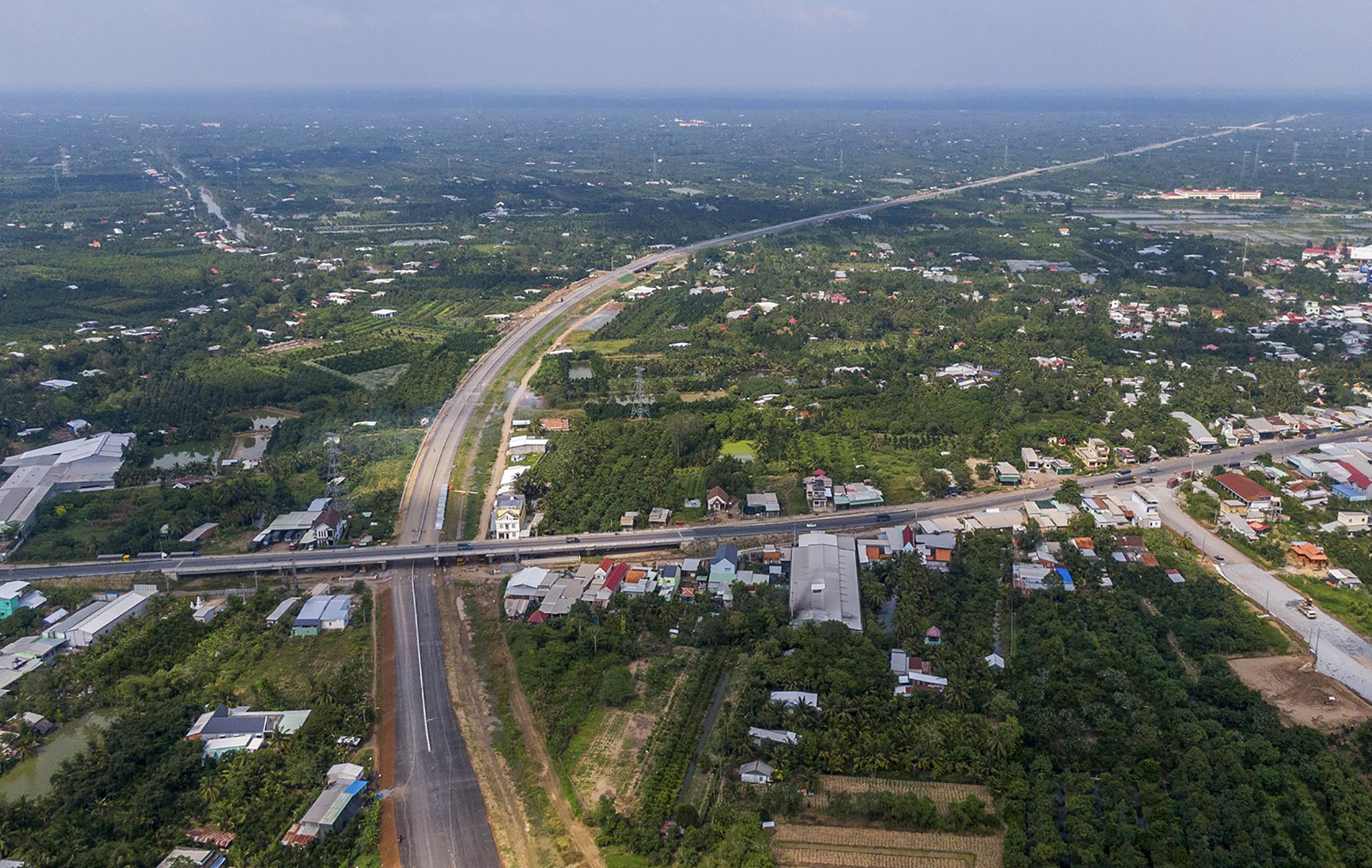 Tuyến cao tốc này khi hoàn thành sẽ rút ngắn thời gian di chuyển từ TP.HCM đến các tỉnh, thành phố vùng ĐBSCL, cũng như giải quyết tình trạng quá tải ở Quốc lộ 1.