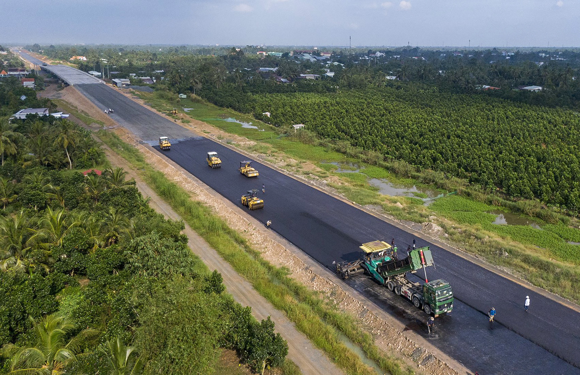 Đơn vị thi công tập trung nhiều máy móc, công nhân thảm nhựa đoạn cao tốc đi qua thị xã Cai Lậy.