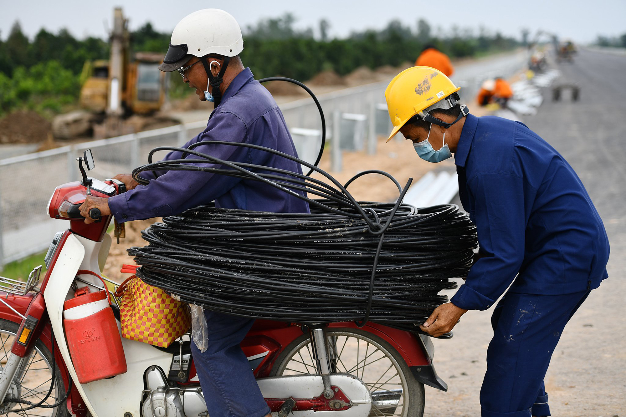 Lãnh đạo Công ty cổ phần BOT Trung Lương - Mỹ Thuận (doanh nghiệp thực hiện dự án cho biết) gần 1.500 cán bộ, kỹ sư, công nhân đã được tiêm 2 liều vắc xin phòng COVID-19, đạt trên 95% để đảm bảo an toàn.