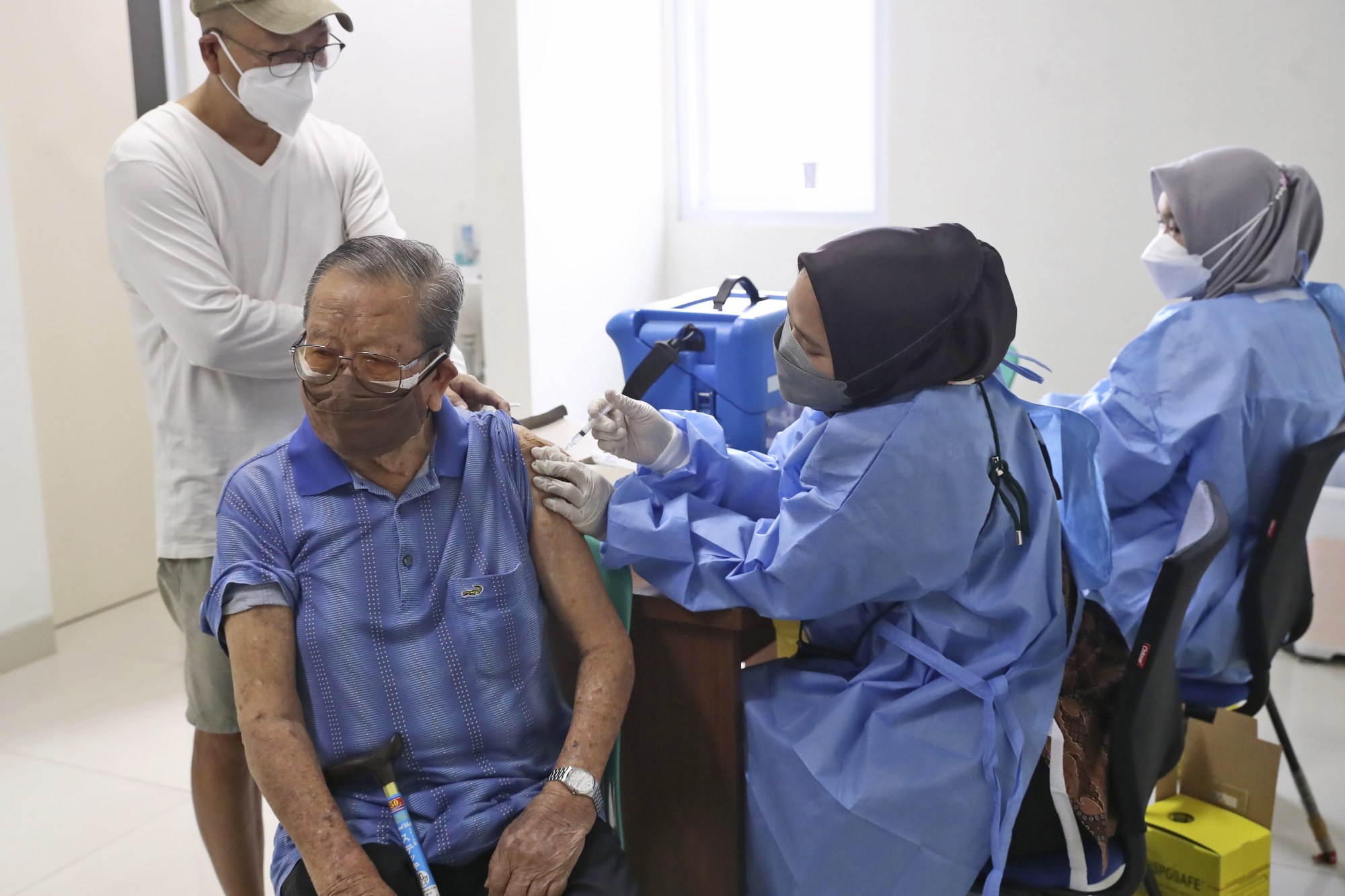 Một điểm tiêm vắc xin Covid-19 ở&nbsp;Jakarta, Indonesia. Ảnh: AP