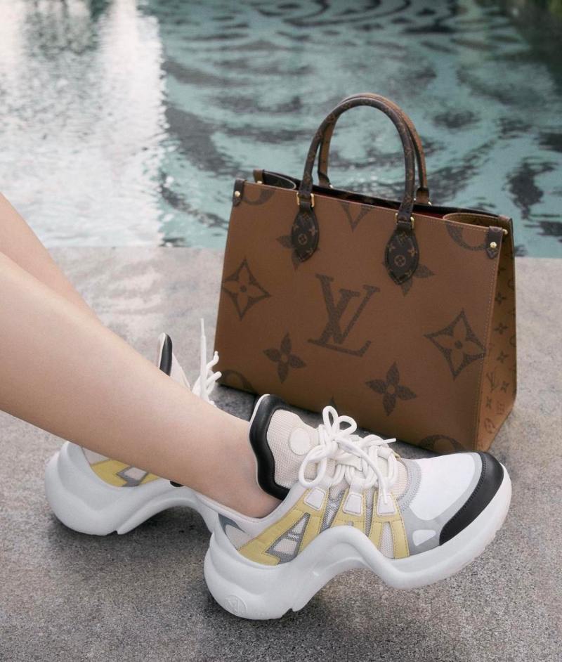 Túi Louis Vuitton tông xuyệt tông có giá khoảng dưới 100 triệu đồng, tăng thêm sự đồng bộ cho tổng thể outfit. Đôi giày thể thao với đế lượn sóng được nhà mốt ra mắt vào năm 2018 vẫn là item tạo nên sức hút lớn đối với các tín đồ thời trang thế giới. Thiết kế này có giá khoảng 50 triệu đồng.&nbsp;