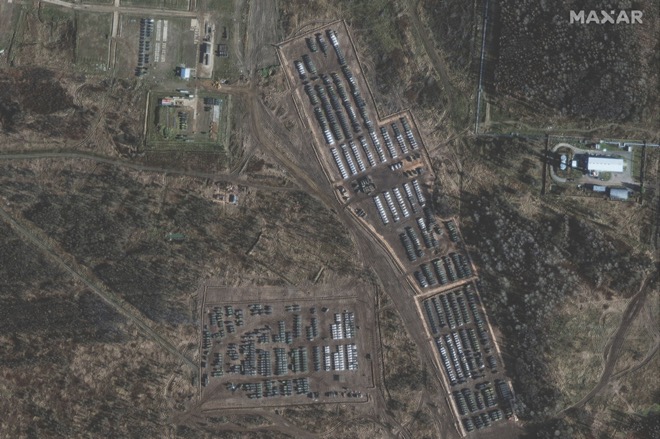 Xe bọc thép và các trang thiết bị hỗ trợ của Nga gần thị trấn&nbsp;Yelnya.