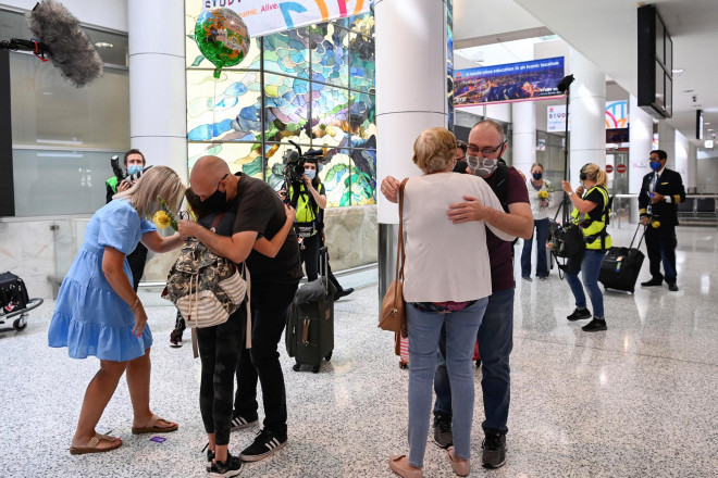 Người dân Úc gặp lại người thân tại sân bay ở TP Sydney khi các hạn chế phòng dịch được nới lỏng hôm 1-11 Ảnh: REUTERS