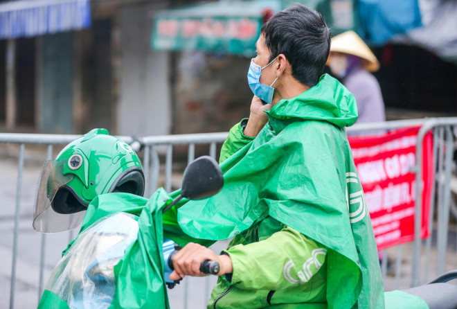 Người dân dân đến khu vực ngã tư phố Nam Dư giao với Lĩnh Nam đều không được vào bên trong, phải liên lạc với người bên trong bằng cách gọi điện thoại