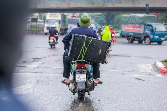 Lực lượng chức năng của phường Lĩnh Nam dùng loa di động thông báo đến cho người dân thời gian đến lấy mẫu xét nghiệm Covid-19