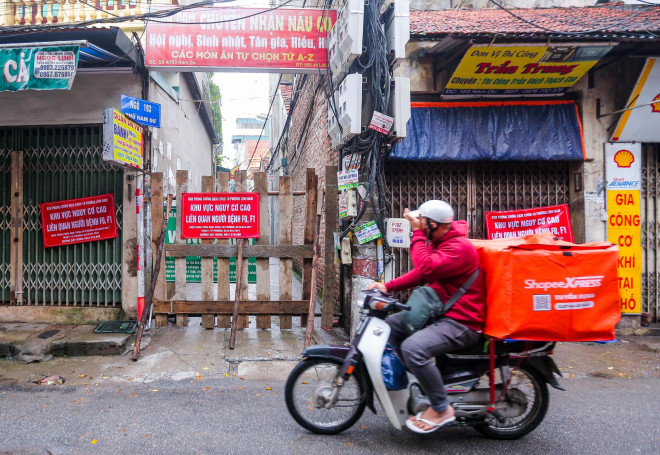 Tại ngõ 193 phố Nam Dư lập 2 lớp hàng rào. Lớp hàng rào "chốt cứng" và lớp hàng rào "chốt mềm" ở khu vực bên trong