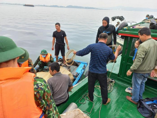 Thi thể hai nạn nhân được cơ quan chức năng tỉnh Quảng Ninh tìm thấy (Ảnh: Văn Đảm)