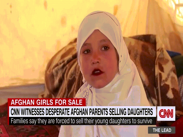 "Đừng đánh con tôi", video đau lòng cảnh cha khóc ròng khi bán con gái ở Afghanistan