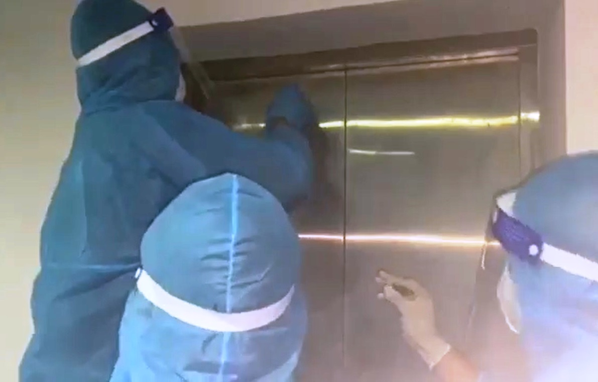 Lực lượng cứu hộ phá cửa thang máy giải cứu nhân viên y tế bị mắc kẹt