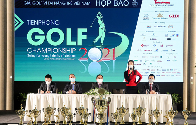 Hoa hậu Đỗ Mỹ Linh và ban tổ chức trả lời phỏng vấn trong buổi họp báo giải Tiền Phong Championship vào sáng 3/11