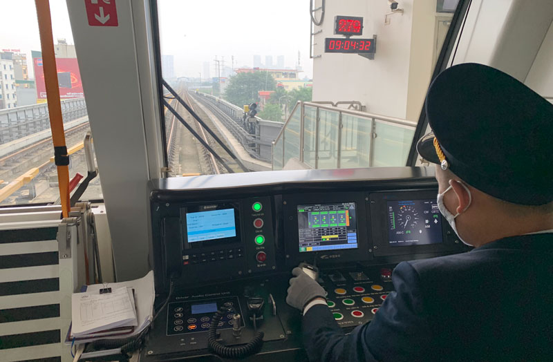 Tổng Giám đốc Công ty TNHH Một thành viên Đường sắt Hà Nội (Hanoi Metro) Vũ Hồng Trường cho biết, đến thời điểm này đã cơ bản hoàn tất công tác chuẩn bị. Toàn bộ nhân sự lái tàu trong giai đoạn đầu sau khi đưa vào khai thác đều đã được Cục Đường sắt Việt Nam (Bộ Giao thông Vận tải) cấp chứng chỉ. Theo kế hoạch, trong ngày 4-11, các đơn vị liên quan của thành phố và Bộ Giao thông Vận tải sẽ rà soát lần cuối cùng để ngày 5-11 thực hiện tổng duyệt trước khi chính thức tổ chức lễ bàn giao, tiếp nhận dự án vào ngày 6-11.