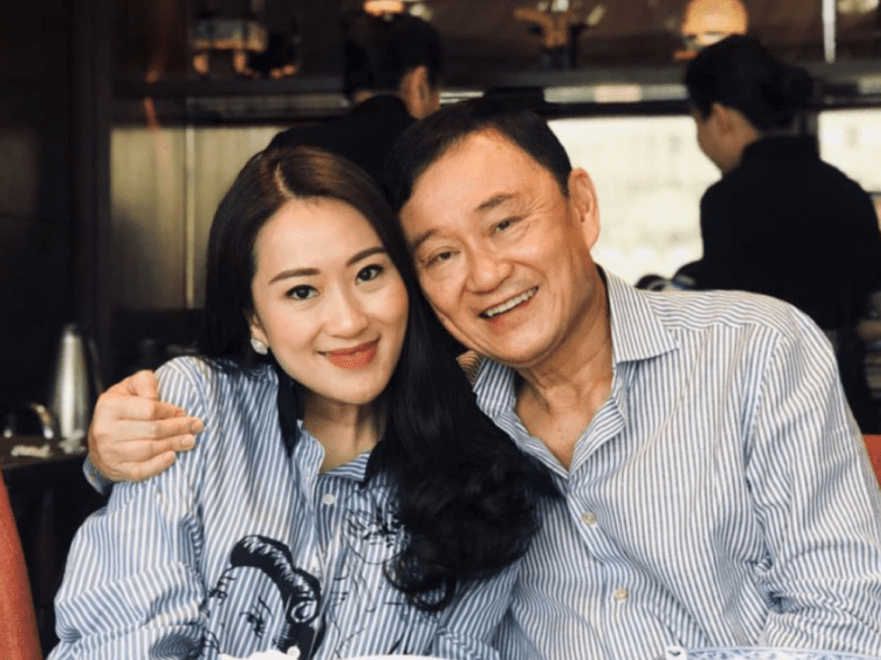 Cựu Thủ tướng Thaksin bên cạnh cô con gái út xinh đẹp (ảnh: Straits Times)