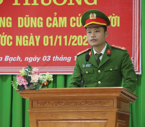 Thượng uý Hải phát biểu tại buổi lễ nhận bằng khen. Ảnh báo Thanh Hoá.