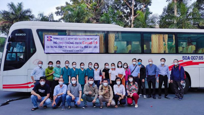 Đoàn y bác sĩ BV Nguyễn Tri Phương lên đường hỗ trợ Bạc Liêu chống dịch ngày 2-11. Arnh: BVCC
