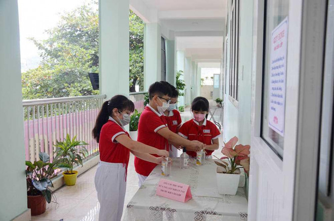 Học sinh trường Tiểu học Hạ Long (Quảng Ninh) sát khuẩn tay trước khi vào lớp. Ảnh: Cao Quỳnh