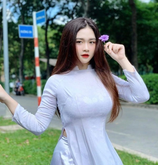 Lê Thị Thu Thảo cũng là hot girl Sài thành nổi tiếng với những hình ảnh diện áo dài duyên dáng.&nbsp;
