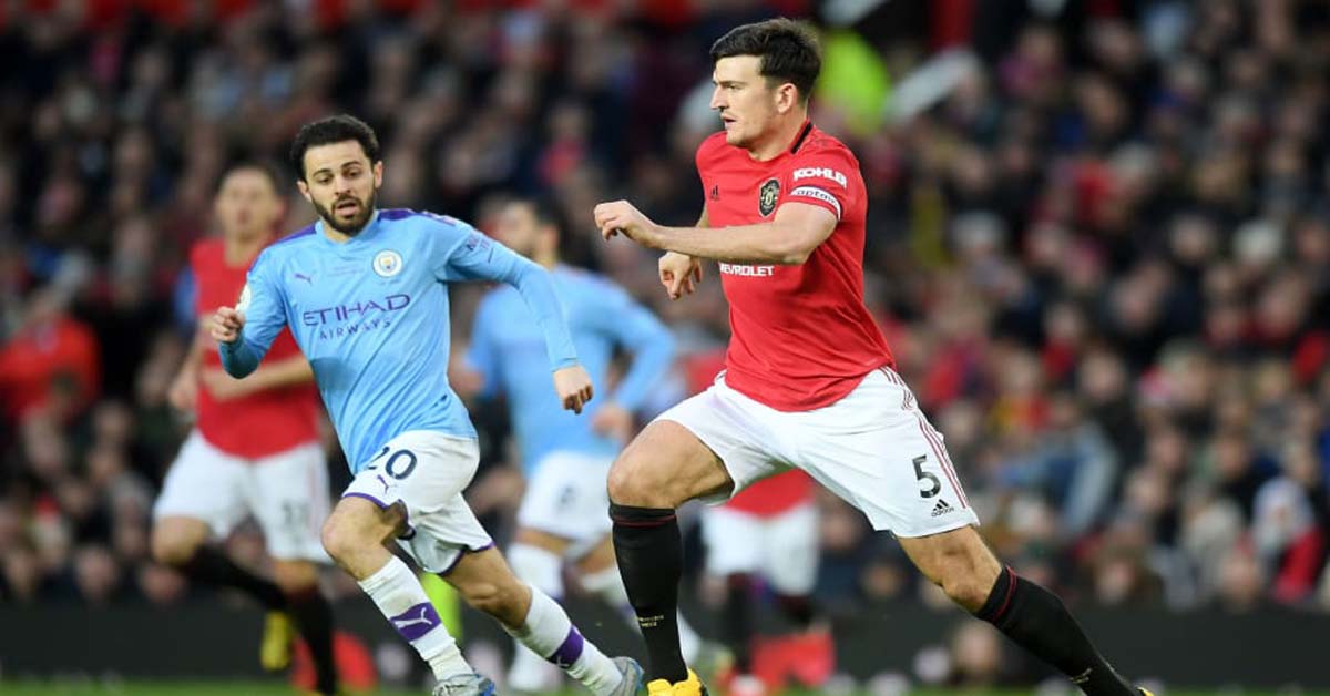 MU (áo đỏ) chuẩn bị bước vào trận derby Manchester