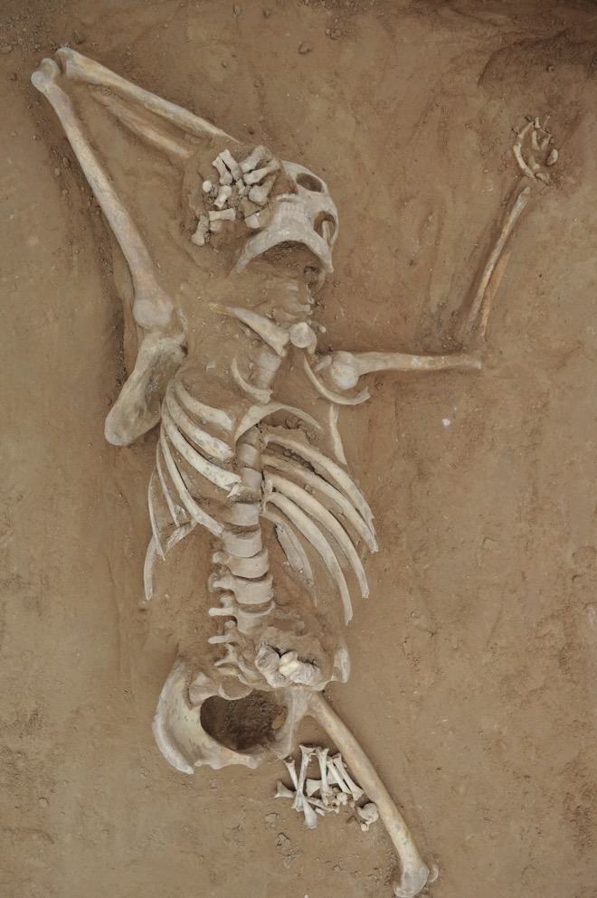 Bộ xương người bị sát hại, ném xác vào mộ cổ.