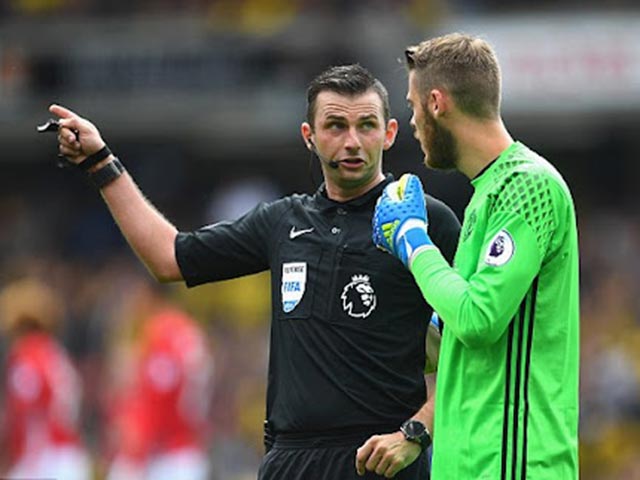 Ông&nbsp;Michael Oliver không mang lại nhiều may mắn cho MU ở derby Manchester