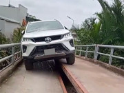 Tin tức ô tô - Video: Toyota Fortuner vượt cầu &quot;2 tầng&quot; hơi bị đỉnh