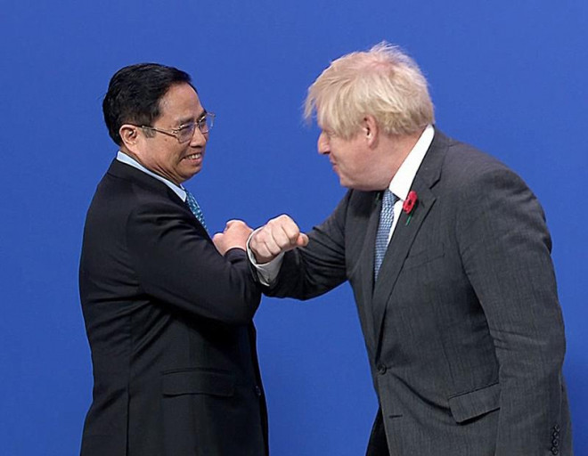 Thủ tướng Anh Boris Johnson đón Thủ tướng Phạm Minh Chính đến dự hội nghị lần thứ 26 các bên tham gia Công ước khung của Liên Hợp Quốc về biến đổi khí hậu (COP26). Ảnh: TTXVN