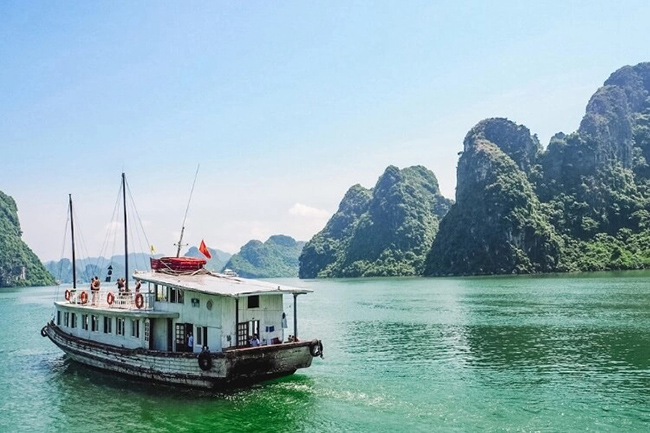 Vịnh Hạ Long: Vịnh Hạ Long là thắng cảnh nổi tiếng nhất Việt Nam và là điểm dừng chân bắt buộc trong bất kỳ hành trình du lịch nào của du khách nước ngoài. Với hàng nghìn ngọn núi đá vôi nhô ra từ biển và những kho báu tuyệt vời trên cạn và dưới nước, không thể phủ nhận đây là một trong những địa điểm đẹp nhất cả nước.
