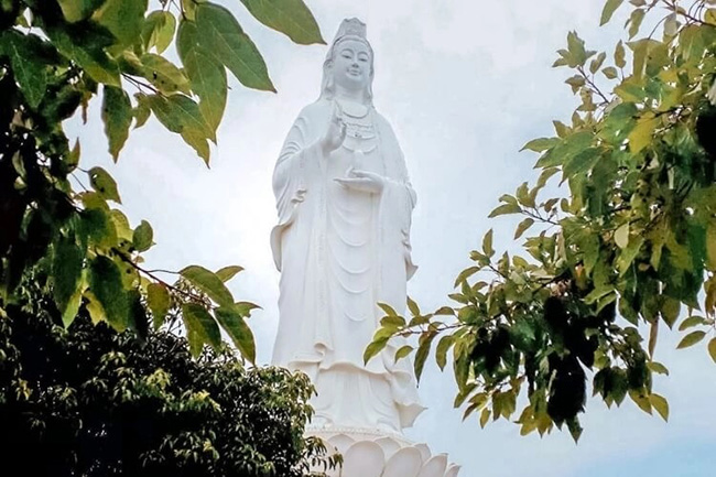 Chùa Linh Ứng: Quần thể chùa Linh Ứng tráng lệ với tượng Phật Bà nằm trên bán đảo Sơn Trà là một thắng cảnh nổi tiếng của Việt Nam mà bạn không nên bỏ qua.
