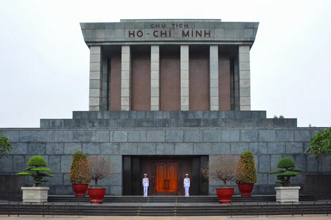 Lăng Chủ tịch Hồ Chí Minh là một trong những điểm thu hút đông người tham quan nhất ở Hà Nội. Khu phức hợp bao gồm Lăng Chủ tịch Hồ Chí Minh, nhà sàn, Bảo tàng Hồ Chí Minh, Phủ Chủ tịch và Chùa Một Cột. Hãy lên kế hoạch dành nửa ngày để khám phá khu phức hợp này.
