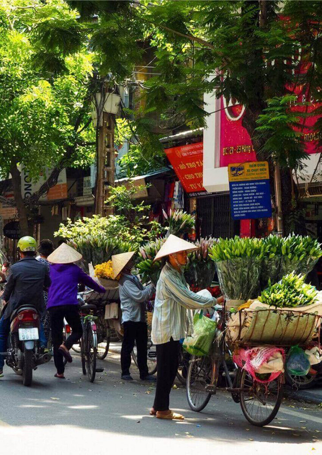 Phố cổ Hà Nội: Một trong những nơi tuyệt&nbsp;nhất để tham quan ở Hà Nội là khu phố cổ sôi động. Khu phố đan xen như mê cung này có bề dầy lịch sử&nbsp;hơn 1000 năm, với hàng chục con hẻm và đường phố để khám phá, mỗi con hẻm đều có các cửa hàng thương mại bán đủ mọi thứ mà bạn cần.&nbsp;
