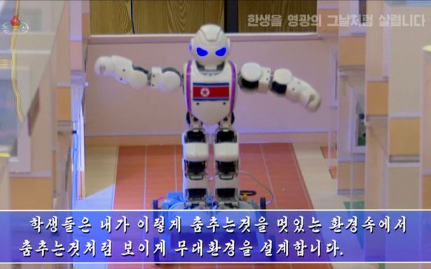 Robot AI đi vòng quanh lớp học ở Triều Tiên và vẫy tay. Ảnh: Reuters